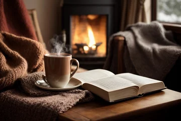  taza de chocolate o café caliente al lado de un libro en un cuarto cálido, al lado de una chimenea   © ANDRES GARCIA