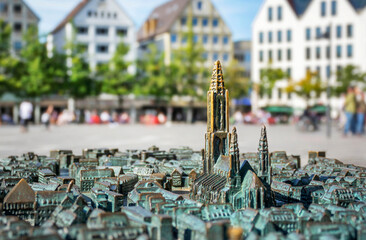 Ulm, Stadt, Baden-Württemberg, Münsterplatz mit Miniatur Tastmodell des Stadtzentrums aus Bronze und Gebäuden im Sommer