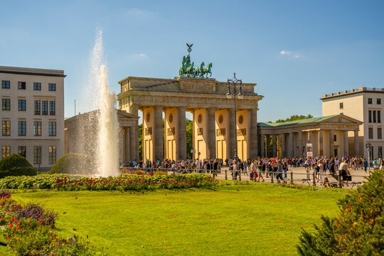 View of Brandenburg Gate and visitors in Pariser Platz on sunny day, Mitte, Berlin, Germany
