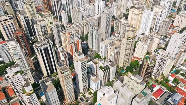 Imagem a&eacute;rea de casas, pr&eacute;dios e &aacute;rvores da regi&atilde;o dos Jardins e Jardim Paulista em S&atilde;o Paulo, Capital. Regi&atilde;o nobre de S&atilde;o Paulo. 