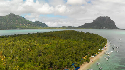 Obraz premium Ile Aux Benitiers, Mauritius Island. Amazing aerial view with Mauritius Island on the background