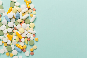 Different medical pills and capsules on color background, top view - obrazy, fototapety, plakaty