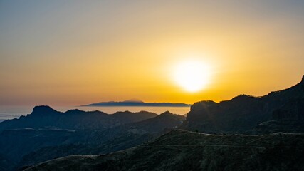 Obraz premium Landscape of the island of Tenerife with the sun above and the sea of clouds below from the island of Gran Canaria.