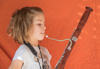 En musique, un bassoniste est un musicien qui joue du basson, instrument à vent de la famille des bois à anche double. Petite fille apprenant le basson
