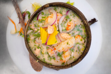 Ceviche con gambas y mango.