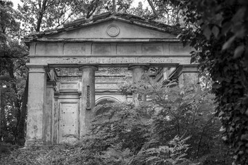 Stary opuszczony rodzinny grobowiec