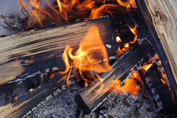 Małe ognisko dające sporo ciepła © qrrr