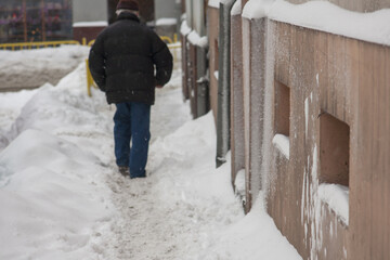 Zasypane śniegiem chodniki utrudniające poruszanie się pieszych © qrrr