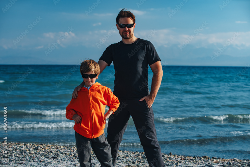 Sticker Father and son in sunglasses on the beach