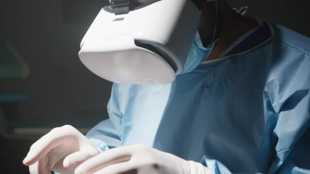 doctor does surgical operation with googles glass