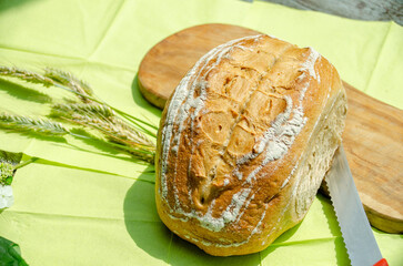 Helles Weizemischbrot am Stück auf hellgrünem Untergrund