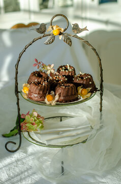 Mini-Gugelhupf mit Schokolade auf einer Etagere