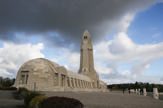 L'ossuaire de Douaumont est un monument &agrave; la m&eacute;moire des soldats Fran&ccedil;ais et Allemands morts en 1916 lors de la bataille de Verdun.