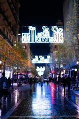 Fototapeta premium Christmas street with crowds of people