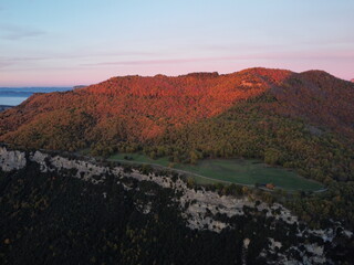 Imagen de montañas otoñales con atardecer 