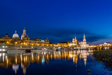 Fototapeta na wymiar Altstadtpanorama Dresden mit Frauenkirche, Schloss und Hofkirche zur blauen Stunde