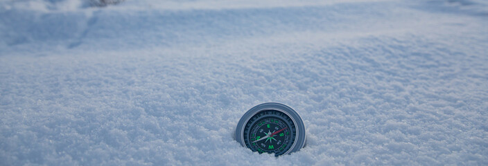 compass in the snow © Daniel