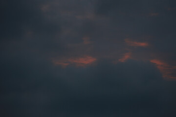 불타오르는 하늘과 먹구름의 조화, 역동적인 하늘