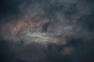 Naklejka na ściany i meble 불타오르는 하늘과 먹구름의 조화, 역동적인 하늘