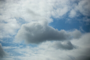 Obraz premium 아름다운 뭉게구름, 잘 어울리는 대표적인 색의 조합. 파란색과 하얀색