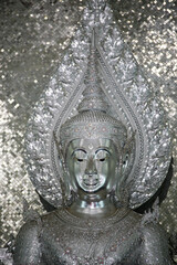 Fototapeta premium 태국의 사찰, 왓 폰 프라파 니밋, วัดพรประภานิมิต, 의 반짝이는 백색 인테리어와 신비한 불상들