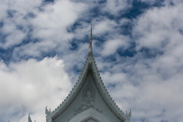 Naklejka premium 하얀색이 너무 아름다운 태국의 사찰, 왓 폰 프라파 니밋, วัดพรประภานิมิต, 파타야,좀티엔, 촌부리 지역에 있음. 