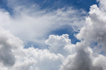 아름다운 뭉게구름, 잘 어울리는 대표적인 색의 조합. 파란색과 하얀색