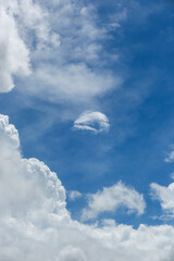 아름다운 뭉게구름, 잘 어울리는 대표적인 색의 조합. 파란색과 하얀색