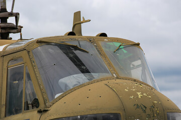 Fototapeta na wymiar 피탄되어 유리창이 깨진, 구식, 고물이 된 전시용 미군 헬리콥터 UH-1