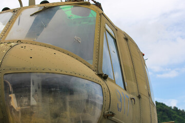 피탄되어 유리창이 깨진, 구식, 고물이 된 전시용 미군 헬리콥터 UH-1