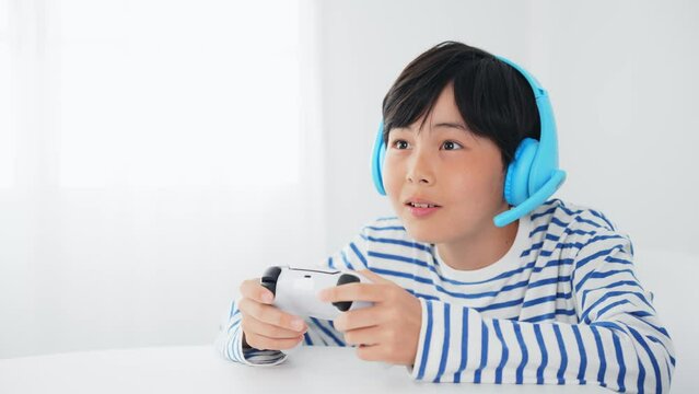 ボイスチャットをしながらゲームする男の子