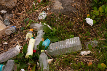 Fototapeta premium 河原の土手に捨てられたゴミの風景