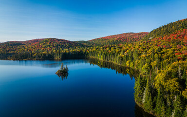 Fototapeta premium Autumn in Mont Tremblant National Park, Quebec, Canada