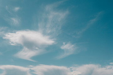 さわやかな秋の晴天の青空と薄い雲の背景　アウトドア・行楽・キャンプ