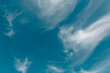 さわやかな秋の晴天の青空と薄い雲の背景　アウトドア・行楽・キャンプ