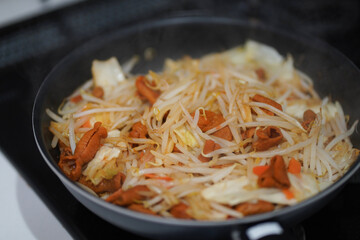 ホルモン入りの野菜炒めを作る様子