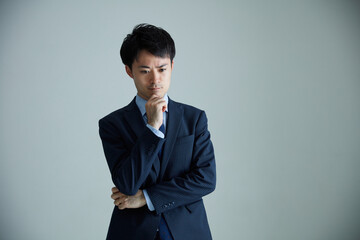 考え込むビジネスマン　Business