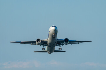 離陸していく飛行機