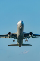 離陸していく飛行機