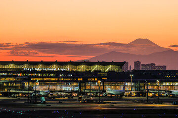 夕方の富士山と空港と飛行機