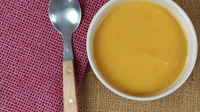 bol de soupe aux légumes, en gros plan