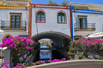 typische Häuser im Hafenviertel in Puerto de Mogan auf der Insel Gran Canaria - obrazy, fototapety, plakaty
