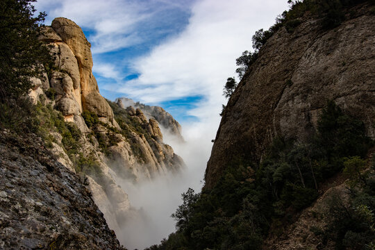 Montaña de Montserrat, momento magico temprano de las montañas con niebla y nubes. 