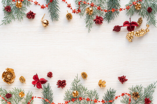 モミ、ヒバ、木の実のナチュラルな素材のクリスマスのフレーム