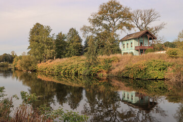 Fototapeta na wymiar Herbststimmung an der Zwickauer Mulde; Blick vom Zwickauer Schlobigpark über den Fluss