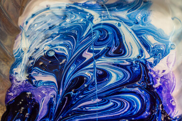 Wavy patterns and paint streaks	
