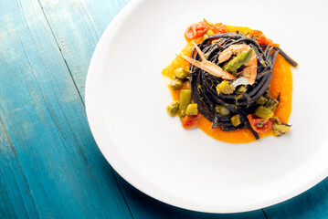 Deliziosi tagliolini al nero di seppia con salsa di scampi e asparagi selvatici, ricetta gourmet di pasta italiana, cibo europeo 