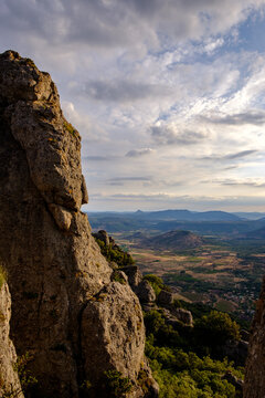 Vue du rocher des vierges sur la vall&eacute;e de l'H&eacute;rault