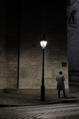 Parisien inconnue de nuit à la lueur du lampadaire