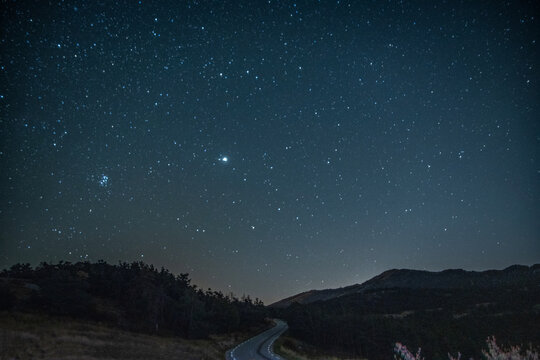 Route sinueuse de montagne avec un ciel &eacute;toil&eacute; 